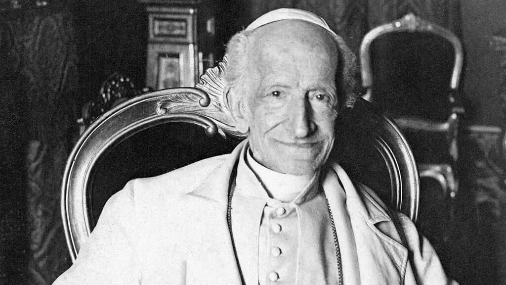 Entrevista a León XIII (Parte 1): La Arquitectura del Engaño y el Conflicto de las Dos Ciudades